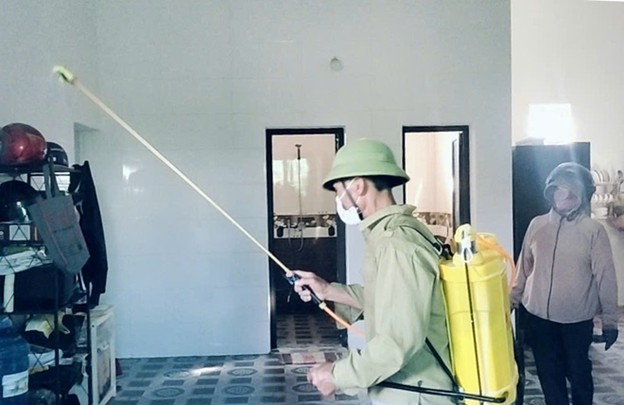 Tổ chức điều tra bắt, định loại muỗi và phun thuốc diệt muỗi tại gia đình bệnh nhân và các hộ gia đình xung quanh nơi bệnh nhân sinh sống.