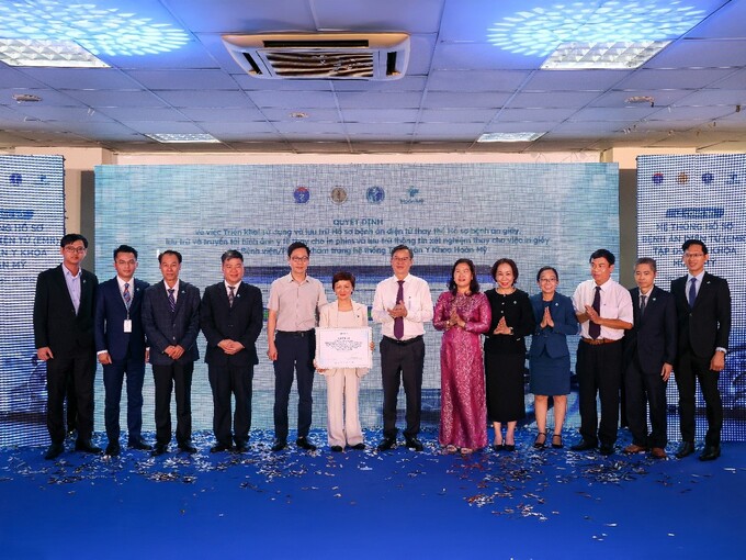 Đại diện Bộ Y tế trao quyết định triển khai sử dụng và lưu trữ hồ sơ Bệnh án điện tử cho Tập đoàn y khoa Hoàn Mỹ