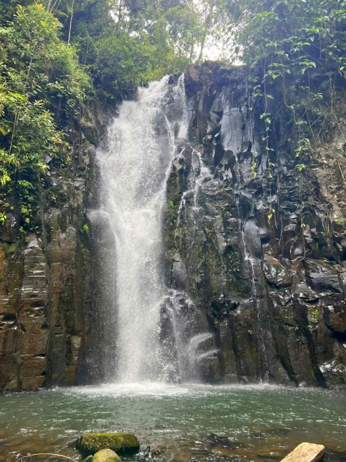 Thác Sơ Roách, nằm tại thôn Kon Plông, xã Kon Plông