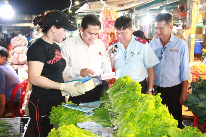 Đoàn công tác kiểm tra tại Chợ đầu mối nông sản thực phẩm Hóc Môn