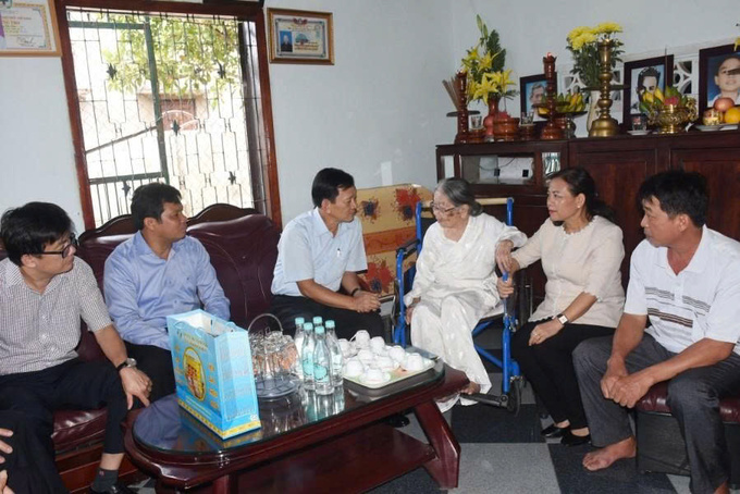 Các đồng chí lãnh đạo tỉnh, thành phố Kon Tum thăm Mẹ Việt Nam Anh hùng 