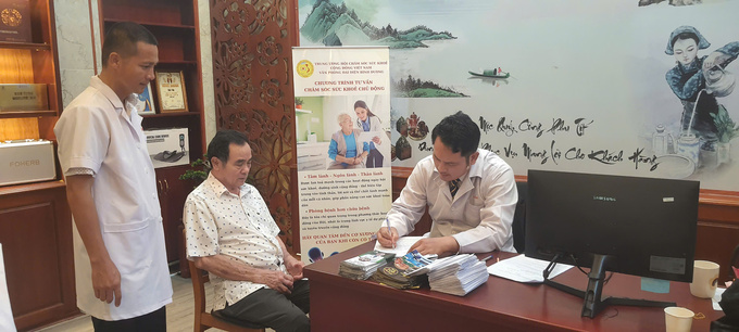 BS. CKI Nguyễn Hồng Vĩnh khám, tư vấn và kiểm tra sức mạnh cơ chân và đo tốc độ đi bộ, giúp đánh giá nguy cơ té ngã ở người cao tuổi