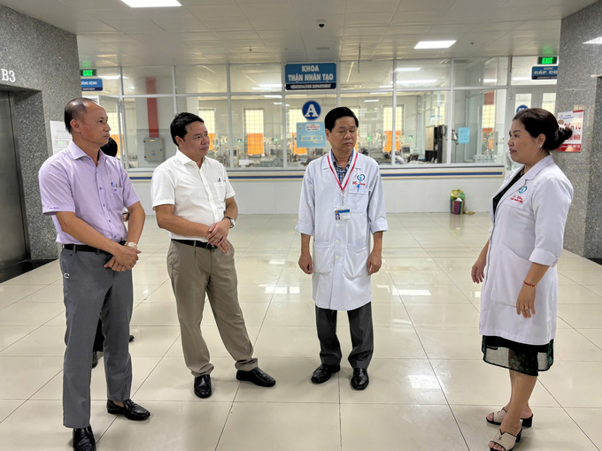 Các y bác sĩ của 2 đơn vị đi tham quan các khoa, phòng bệnh viện ĐK Thống Nhất ( Đồng Nai)