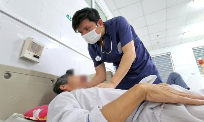 Bác sĩ đang thăm khám cho bệnh nhân mắc liên cầu lợn. Ảnh: Công lý