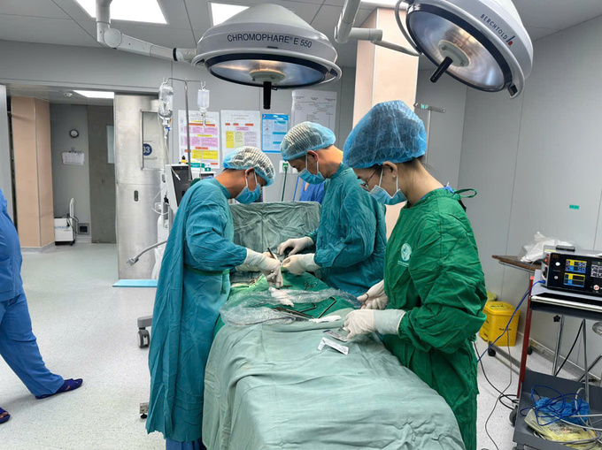 Ê-kíp bác sĩ Khoa ngoại tổng hợp của Bệnh viện Đa khoa Bình Dương  phẫu thuật thành công cho bệnh nhân bị đâm thủng tim