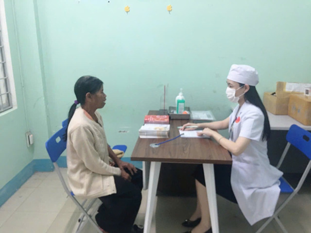 Bác Sỹ Lê Thị Quỳnh Trang khám bệnh cho Bệnh nhân có thẻ BHYT