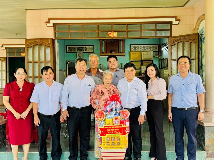 Đoàn đã đến thăm hỏi và tặng quà Mẹ Việt Nam Anh hùng Bùi Thị Đa. Ảnh: Cổng thông tin P. Tân Khánh