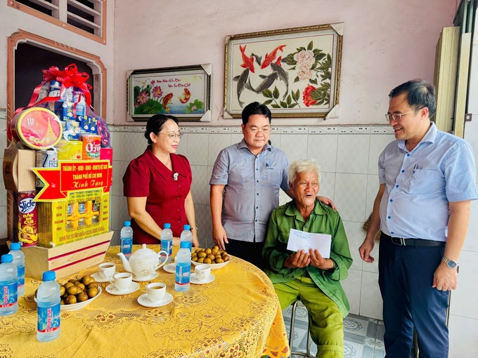 Đoàn đến thăm ông Nguyễn Văn Tới – thương binh hạng 1/4. Ảnh: Cổng thông tin P. Tân Khánh