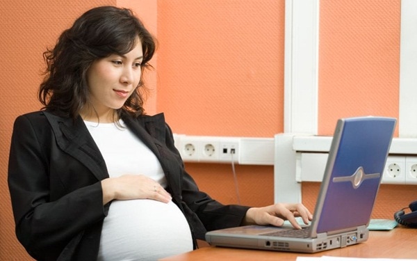 5 tư thế ngồi cho bà bầu cần tránh khi làm việc - Nội Thất Đông ...