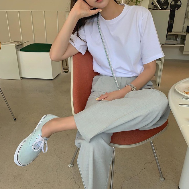 3 kiểu giày sneaker kinh điển mùa hè, nàng nào cũng nên có để outfit “lên hương” - Ảnh 1.