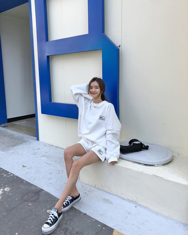 3 kiểu giày sneaker kinh điển mùa hè, nàng nào cũng nên có để outfit “lên hương” - Ảnh 5.