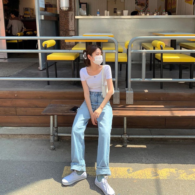 3 kiểu giày sneaker kinh điển mùa hè, nàng nào cũng nên có để outfit “lên hương” - Ảnh 3.