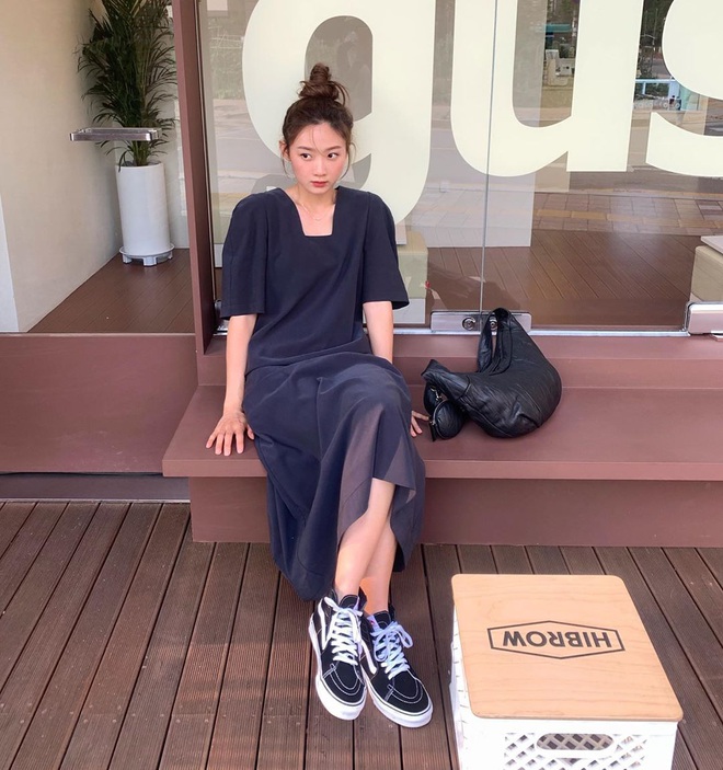 3 kiểu giày sneaker kinh điển mùa hè, nàng nào cũng nên có để outfit “lên hương” - Ảnh 1.