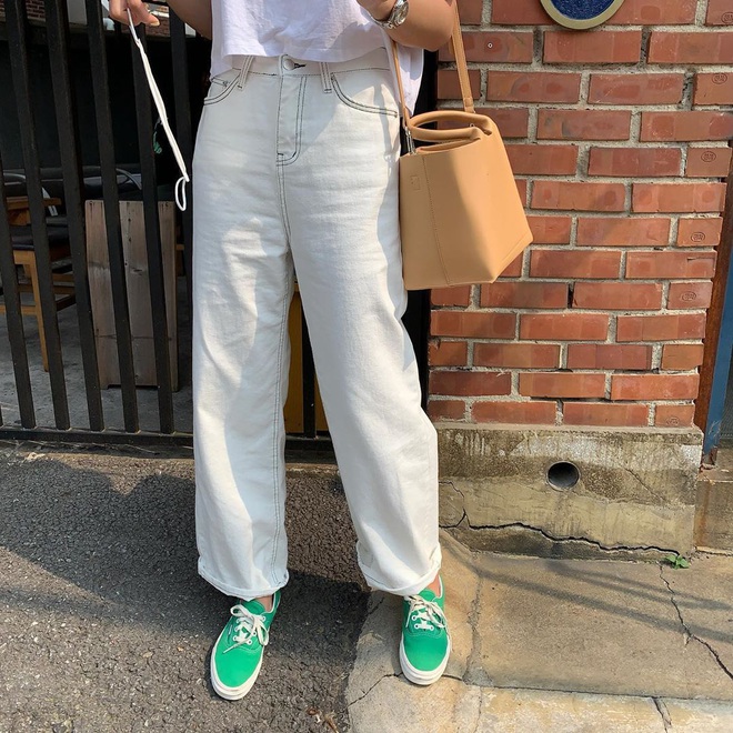 3 kiểu giày sneaker kinh điển mùa hè, nàng nào cũng nên có để outfit “lên hương” - Ảnh 1.