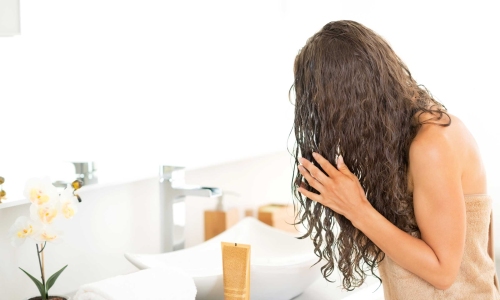 Mặt nạ hai thành phần có sẵn trong tủ bếp giúp tóc hết xơ rối ...