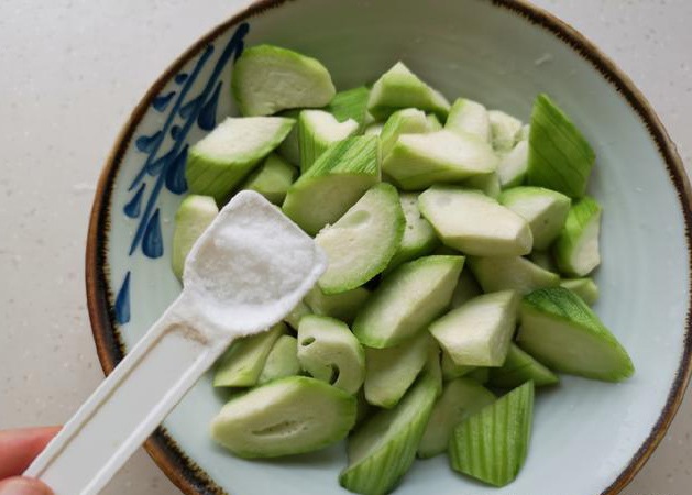 cu xao muop la bi tham den, dau bep mach 1 meo dam bao muop xanh muot, ngon mem - 1