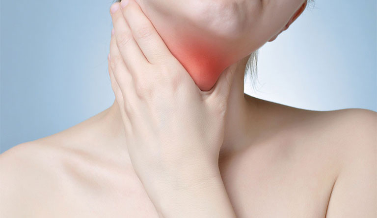 Khi bị viêm họng, các lớp niêm mạc họng bị kích thích do đó gây ra tình trạng nuốt bị vướng nước bọt