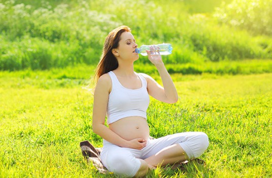 Thời điểm bà bầu PHẢI UỐNG NƯỚC để thai nhi phát triển khỏe mạnh