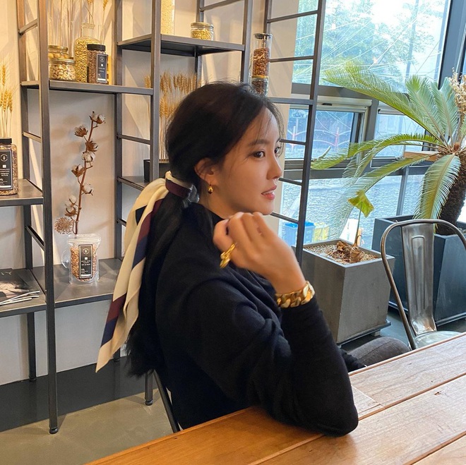 Muốn xinh kiểu sang xịn như sao Hàn, bạn chỉ cần sắm 5 món phụ kiện thân quen nhưng “hot hit” này - Ảnh 3. Muốn xinh kiểu sang xịn như sao Hàn, bạn chỉ cần sắm 5 món phụ kiện thân quen nhưng “hot hit” này - Ảnh 3.