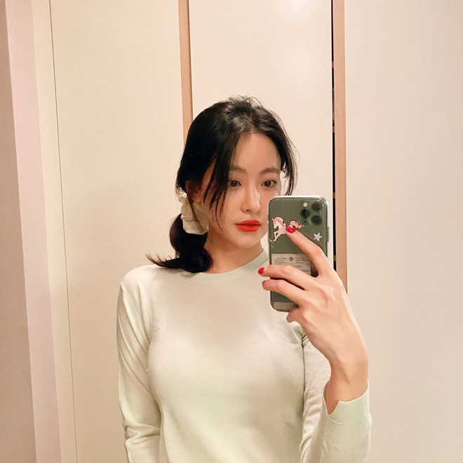 Muốn xinh kiểu sang xịn như sao Hàn, bạn chỉ cần sắm 5 món phụ kiện thân quen nhưng “hot hit” này - Ảnh 5. Muốn xinh kiểu sang xịn như sao Hàn, bạn chỉ cần sắm 5 món phụ kiện thân quen nhưng “hot hit” này - Ảnh 5.