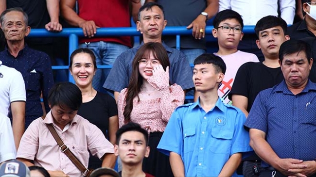 Quang Hải và Huỳnh Anh lần đầu xuất hiện sau lùm xùm, tay trong tay đi lễ Phủ Tây Hồ 3