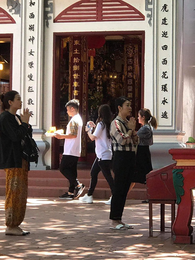Quang Hải và Huỳnh Anh lần đầu xuất hiện sau lùm xùm, tay trong tay đi lễ Phủ Tây Hồ 1