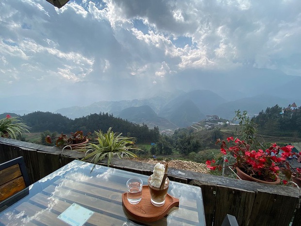 Đến 5 quán cà phê view đẹp độc đáo tại Sapa để có thể “chạm tay vào mây”: Trải nghiệm không gian đồi núi hùng vĩ, mây trời thơ mộng cho một kỳ nghỉ khó quên - Ảnh 9. Đến 5 quán cà phê view đẹp độc đáo tại Sapa để có thể “chạm tay vào mây”: Trải nghiệm không gian đồi núi hùng vĩ, mây trời thơ mộng cho một kỳ nghỉ khó quên - Ảnh 9.