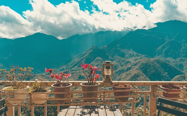 Đến 5 quán cà phê view đẹp độc đáo tại Sapa để có thể “chạm tay vào mây”: Trải nghiệm không gian đồi núi hùng vĩ, mây trời thơ mộng cho một kỳ nghỉ khó quên - Ảnh 8. Đến 5 quán cà phê view đẹp độc đáo tại Sapa để có thể “chạm tay vào mây”: Trải nghiệm không gian đồi núi hùng vĩ, mây trời thơ mộng cho một kỳ nghỉ khó quên - Ảnh 8.