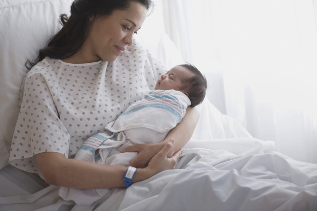 Không phải bế sao cũng được, bế trẻ sơ sinh sai cách sẽ ảnh hưởng ...
