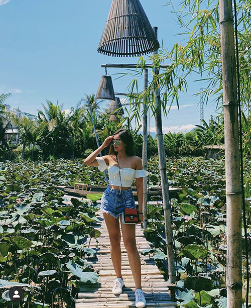 Quần short jeans hot trend một thời được Tiên Nguyễn và nhiều người đẹp Việt hâm nóng trở lại. Họ sử dụng trang phục này với các mẫu áo sexy hợp xu hướng xuân hè.