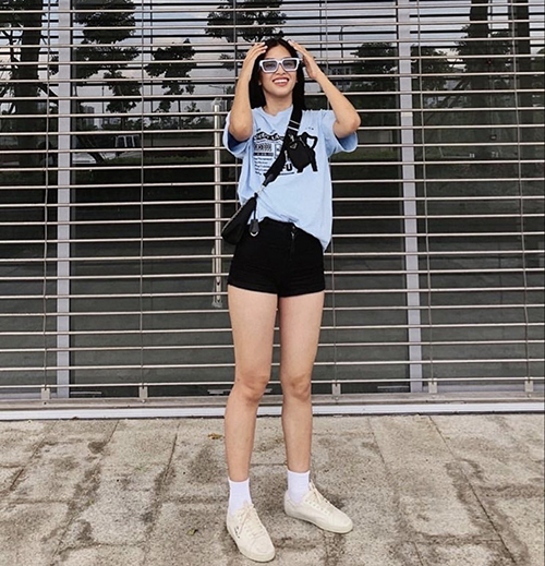 Short jeans kiểu dáng đơn giản được Tiểu Vy sử dụng cùng áo thun, áo crop-top để khoe phong cách trẻ trung ngày hè.