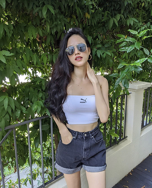 Tuyết Lan khoe dáng chuẩn, eo thon với áo ống tông trắng đi cùng short jeans. Set đồ mang lại sự thoải mái khi dạo phố, du lịch vào dịp hè.