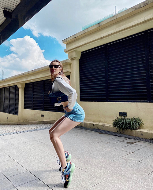 Quần jeans siêu ngắn, giày thể thao, áo thun gợi cảm là những món đồ thường được Khánh Vân và các người đẹp Việt mix-match cùng nhau.