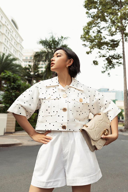 Quần short trắng, ống rộng cũng là trang phục được nhiều sao Việt chọn lựa khi mix đồ dạo phố vào mùa này. Châu Bùi
