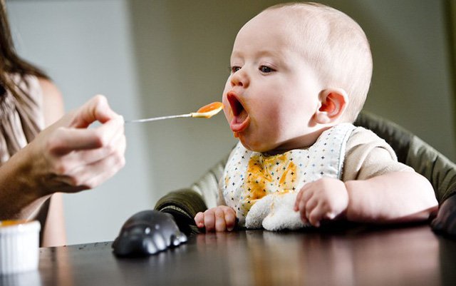 Ăn dặm ở trẻ: Thế nào là hợp lý? | Vinmec