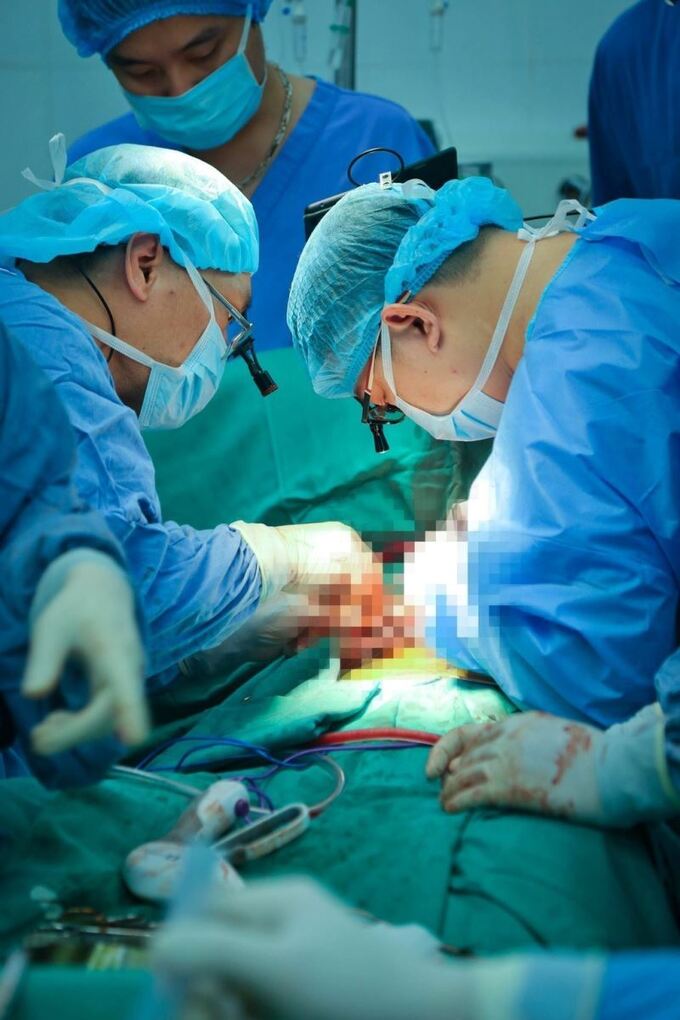 Ca phẫu thuật thành công kéo dài 7 giờ đồng hồ (Ảnh: TTXVN)
