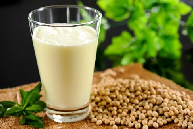 Uống bột đậu nành thường xuyên đem lại nhiều lợi ích cho sức khỏe (Ảnh minh họa)