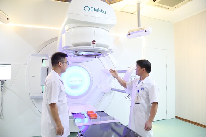 TS.BS Phạm Tiến Chung – Giám đốc Trung tâm Ung bướu kiểm tra tiến độ lắp đặt và vận hành thử nghiệm hệ thống Elekta Versa HD tại Bệnh viện Đa khoa tỉnh Phú Thọ