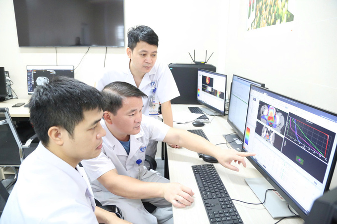 TS.BS Phạm Tiến Chung – Giám đốc Trung tâm Ung bướu vận hành thử nghiệm hệ thống Elekta Versa HD tại Bệnh viện Đa khoa tỉnh Phú Thọ