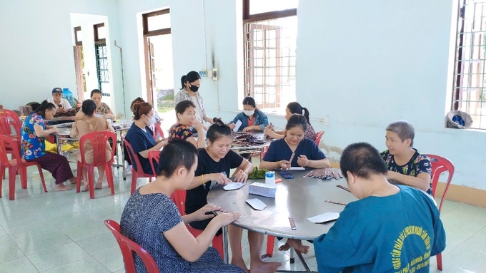 Người bệnh thực hành nghề dán giấy tại Trung tâm