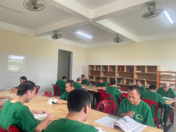 Người bệnh tham gia đọc sách, báo tại thư viện của Trung tâm