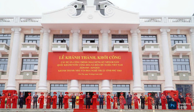 Các đại biểu cắt băng khánh thành sự ra đời của công trình là điểm khởi đầu cho một giai đoạn phát triển mới của văn hóa Đất Tổ