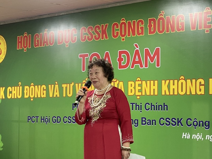 PGS.TS Nguyễn Thị Chính – Phó Chủ tịch Hội Giáo dục Chăm sóc sức khỏe cộng đồng  Việt Nam phát biểu khai mạc Tọa đàm
