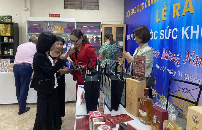 Các đại biểu tham quan gian hàng trưng bày sản phẩm chăm sóc sức khỏe