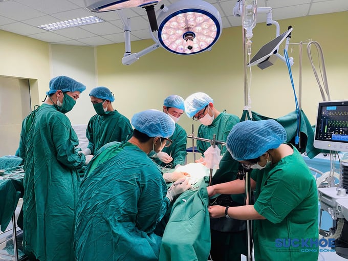 BSCKII Phạm Thanh Việt - Phó Giám đốc BVĐK tỉnh Quảng Ngãi 2 tiếp nhận hỗ trợ chuyển giao kỹ thuật chuyên sâu