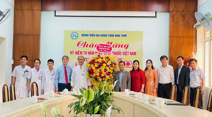 HĐND, UBND tỉnh chúc mừng BGĐ nhân kỉ niệm Ngày Thầy thuốc Việt Nam 27/2