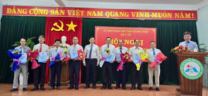 Trao QĐ của GĐ SYT tỉnh Quảng Ngãi cho BGĐ Bệnh viện Đa khoa tỉnh Quảng Ngãi 2