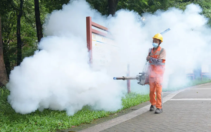 Nhân viên dịch tễ phun thuốc diệt muỗi để ngăn chặn sự lây lan của virus chikungunya (Ảnh: VCG/Getty Images)