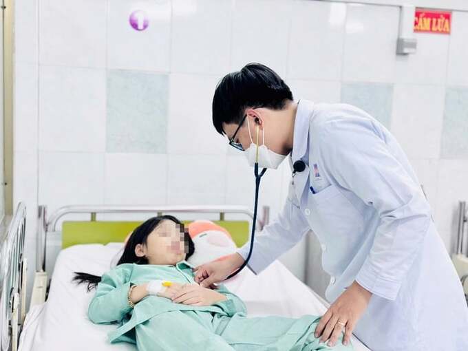 Bệnh nhi 9 tuổi được bác sĩ Bệnh viện Nguyễn Tri Phương thăm khám