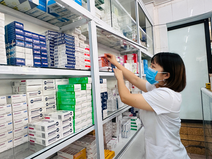 Lấy thuốc chữa bệnh tại cơ sở y tế (Ảnh: T.G)